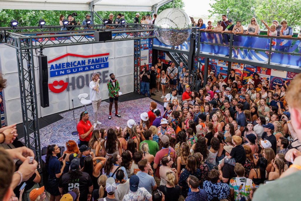 Race crowd before stage