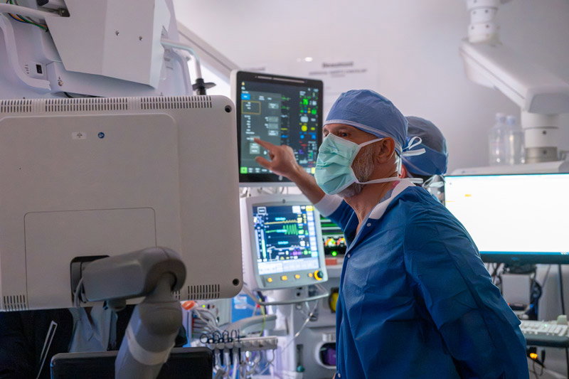 Dr. Rakesh M. Suri, regional director of cardiac surgery robotics and innovation at Corewell Health William Beaumont University Hospital in Royal Oak, successfully performed the world’s first documented single-port robotic mitral valve repair, marking a major milestone in the evolution of minimally invasive heart surgery.